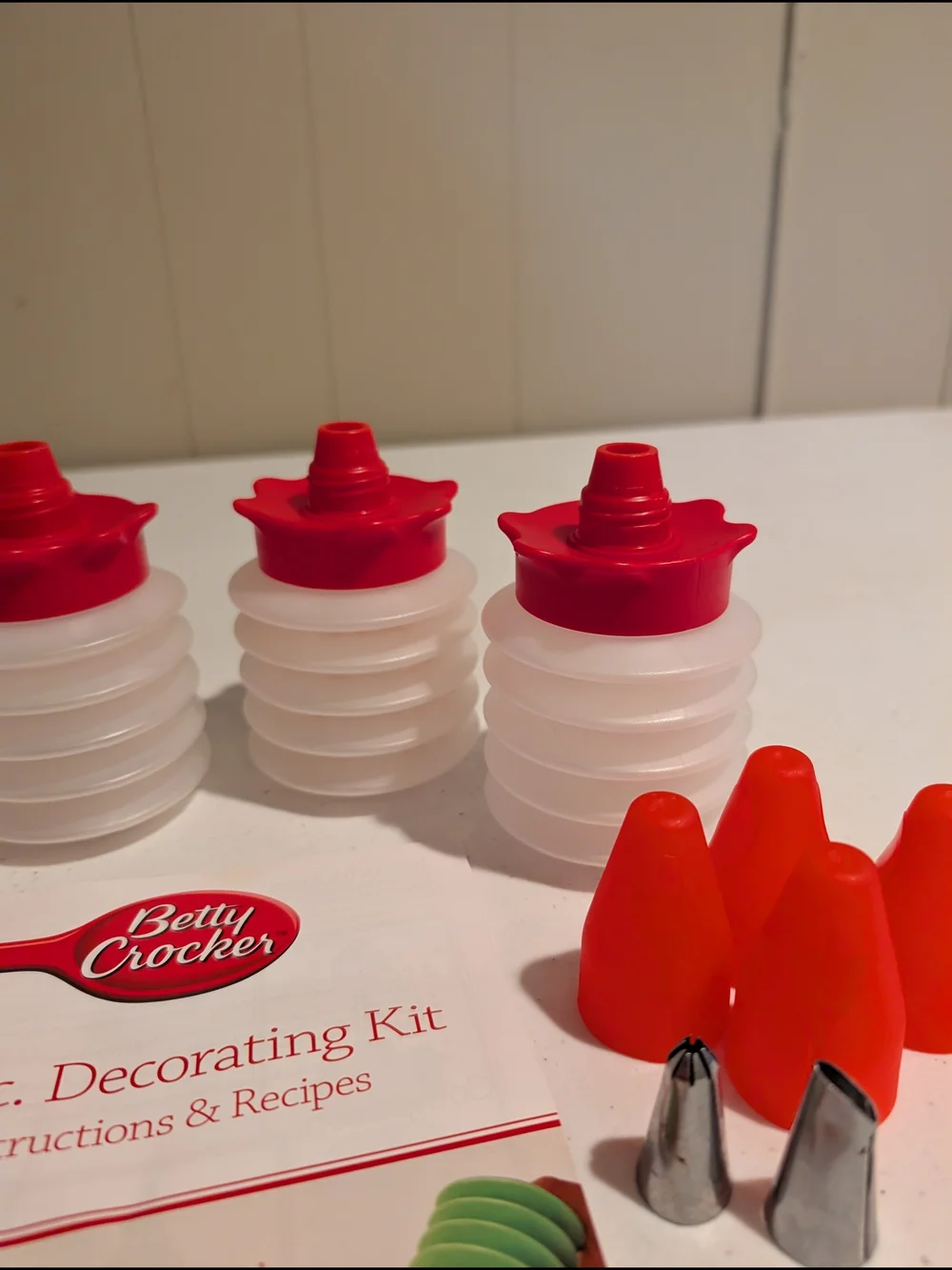 Betty Crocker Red and White 11-Piece Decorating Kit